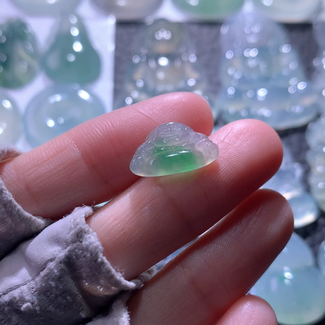 翡翠未镶嵌颈饰佛