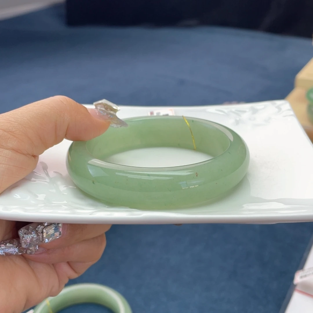 ℒ****石英质玉未镶嵌手镯