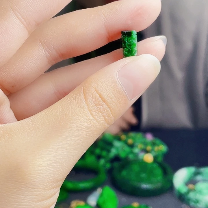 翡翠未镶嵌颈饰多样性