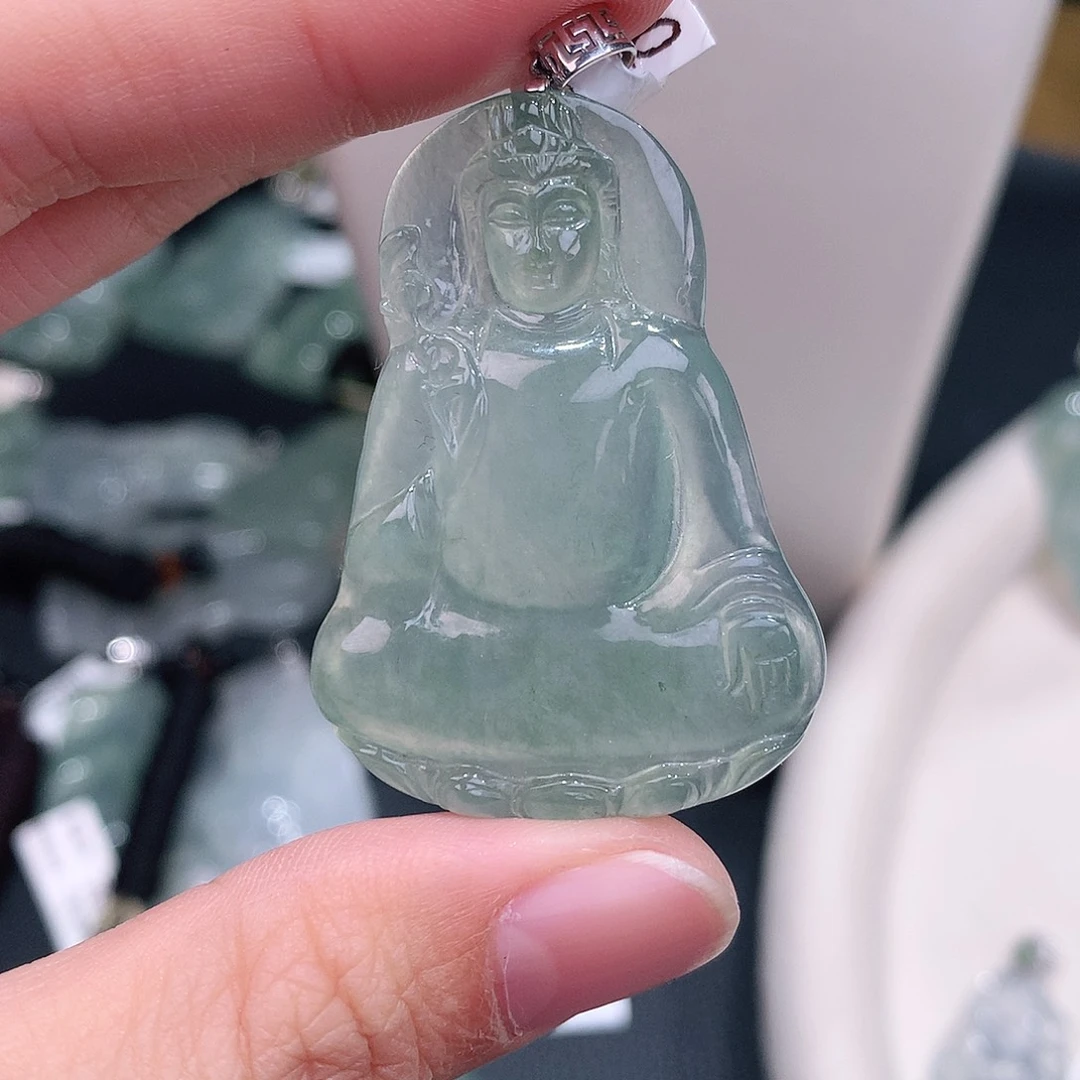 颈饰18K金镶嵌翡翠高冰玻晴底素衣观音