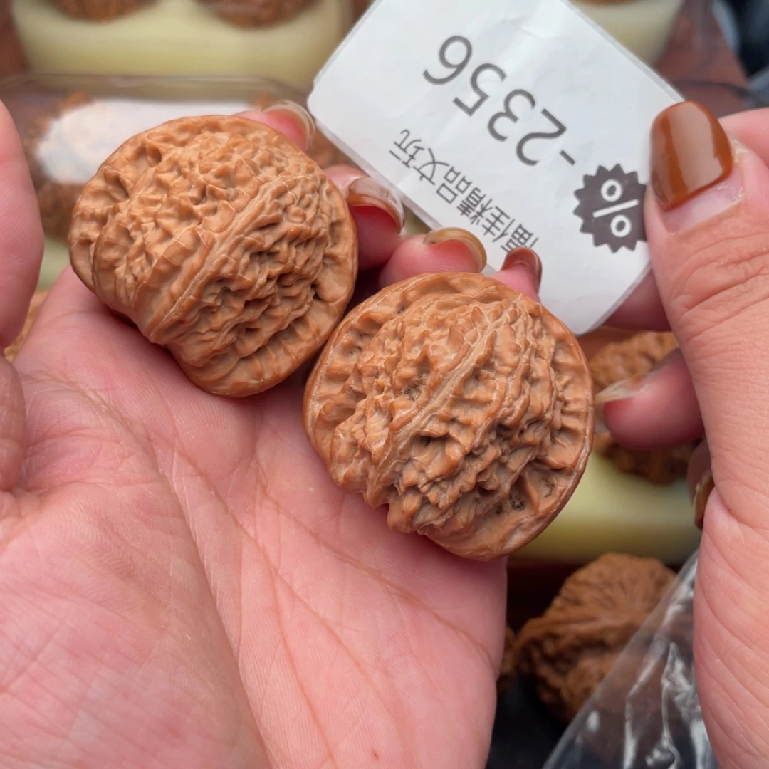 齾***歞把件文玩核桃41头货红皮白狮子