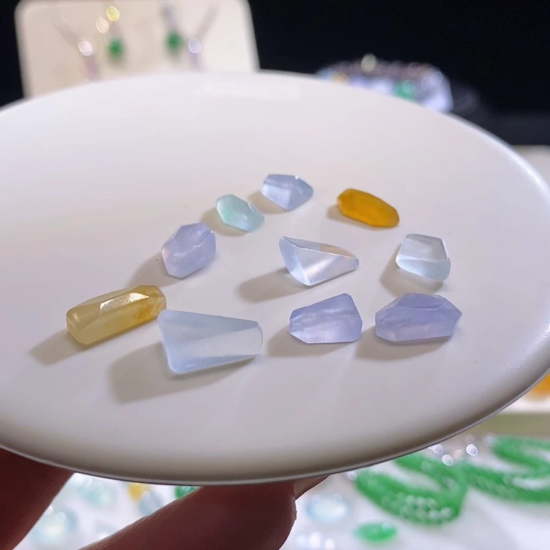 翡翠未镶嵌颈饰翡翠特色随形多样性发其一