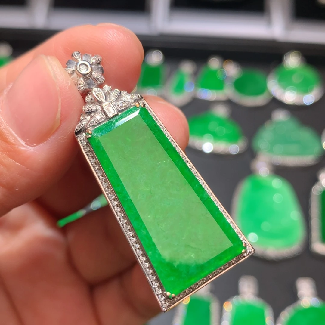 翡翠颈饰18K金镶嵌翡翠