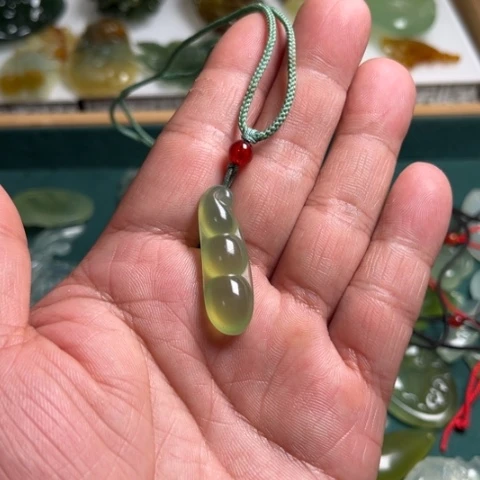 蛇纹石玉颈饰未镶嵌小*