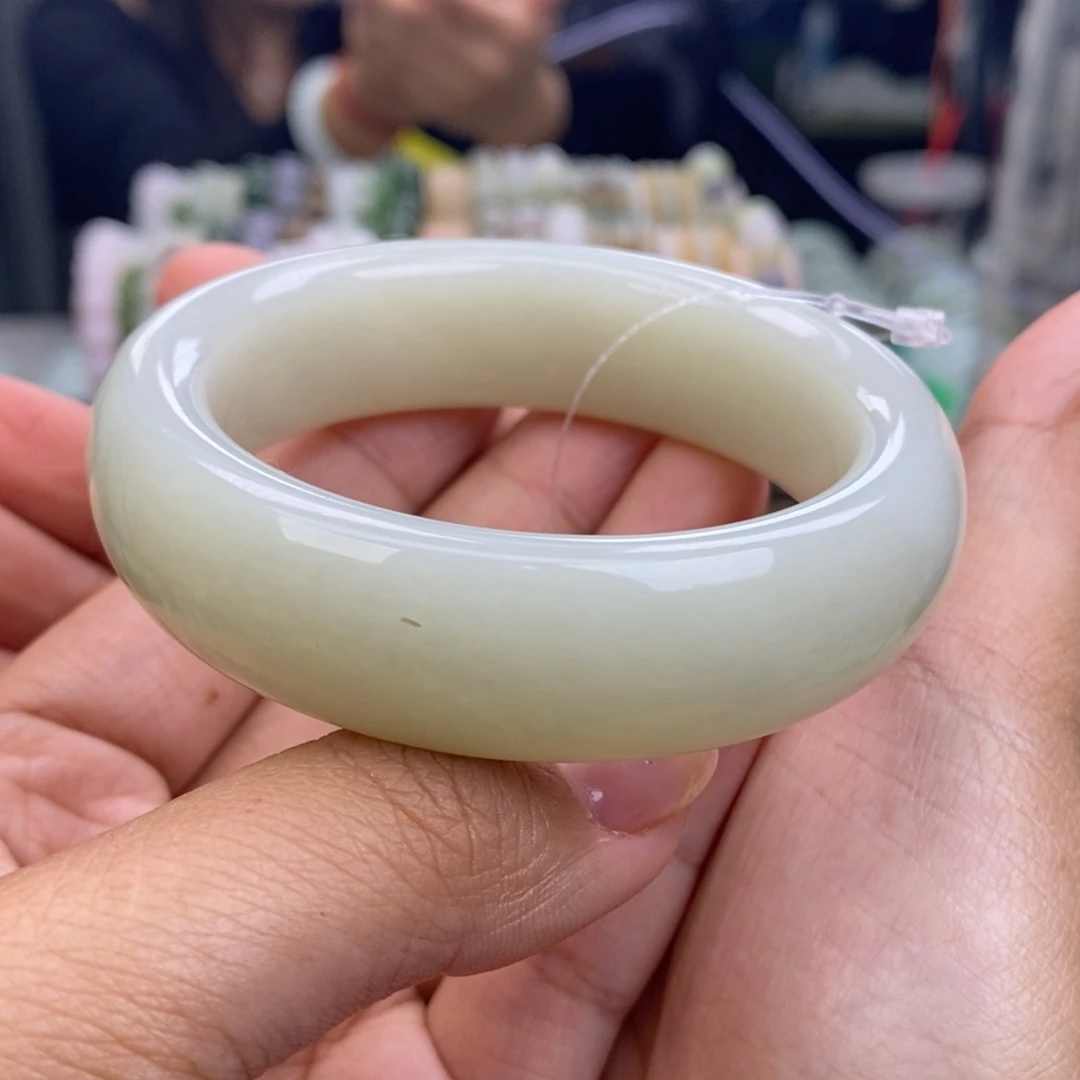 和田玉未镶嵌手镯