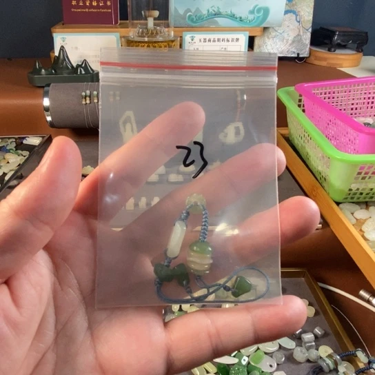 陈***z和田玉未镶嵌颈饰