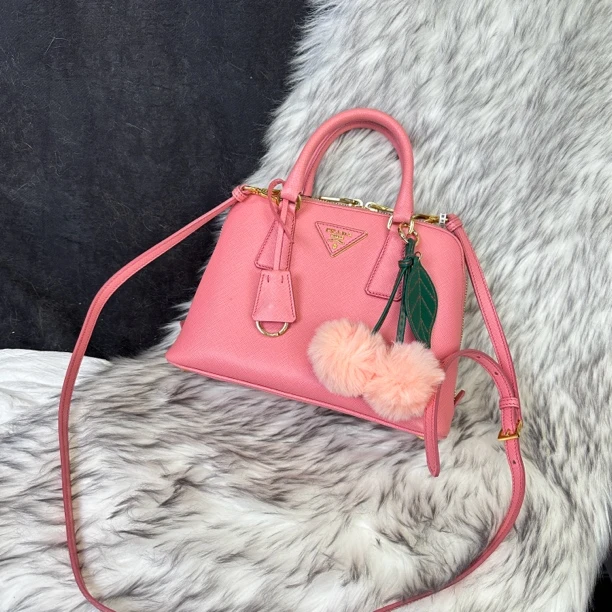 95新 Prada/普拉达 蜜桃粉小号贝壳手提斜挎包