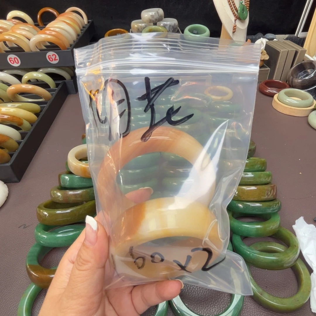 石英质玉手镯未镶嵌九*花