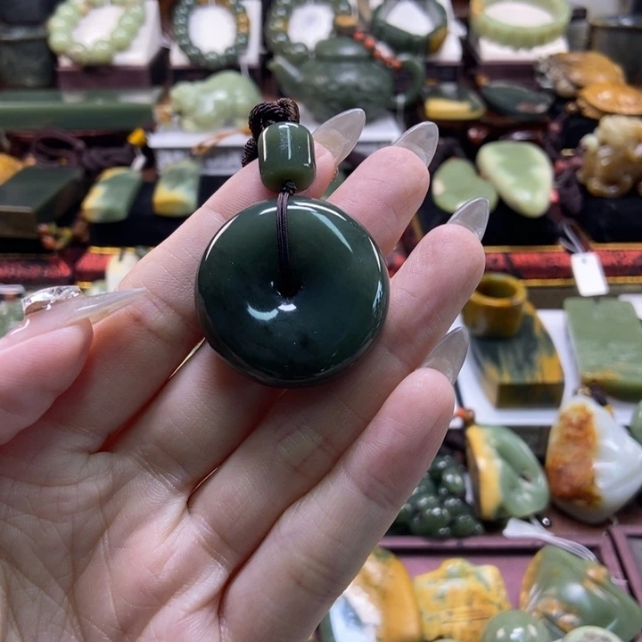 颈饰未镶嵌岫岩老玉（透闪石质玉）火***春