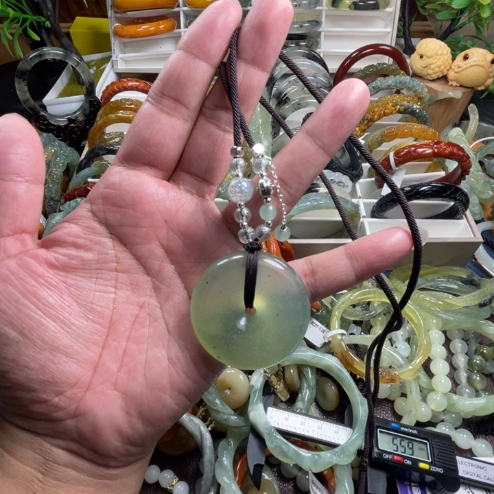 未镶嵌蛇纹石玉颈饰
