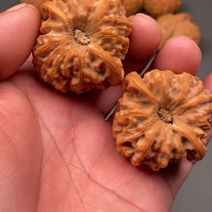 愚***伕吊坠桃核龙门涧狮子头核桃了