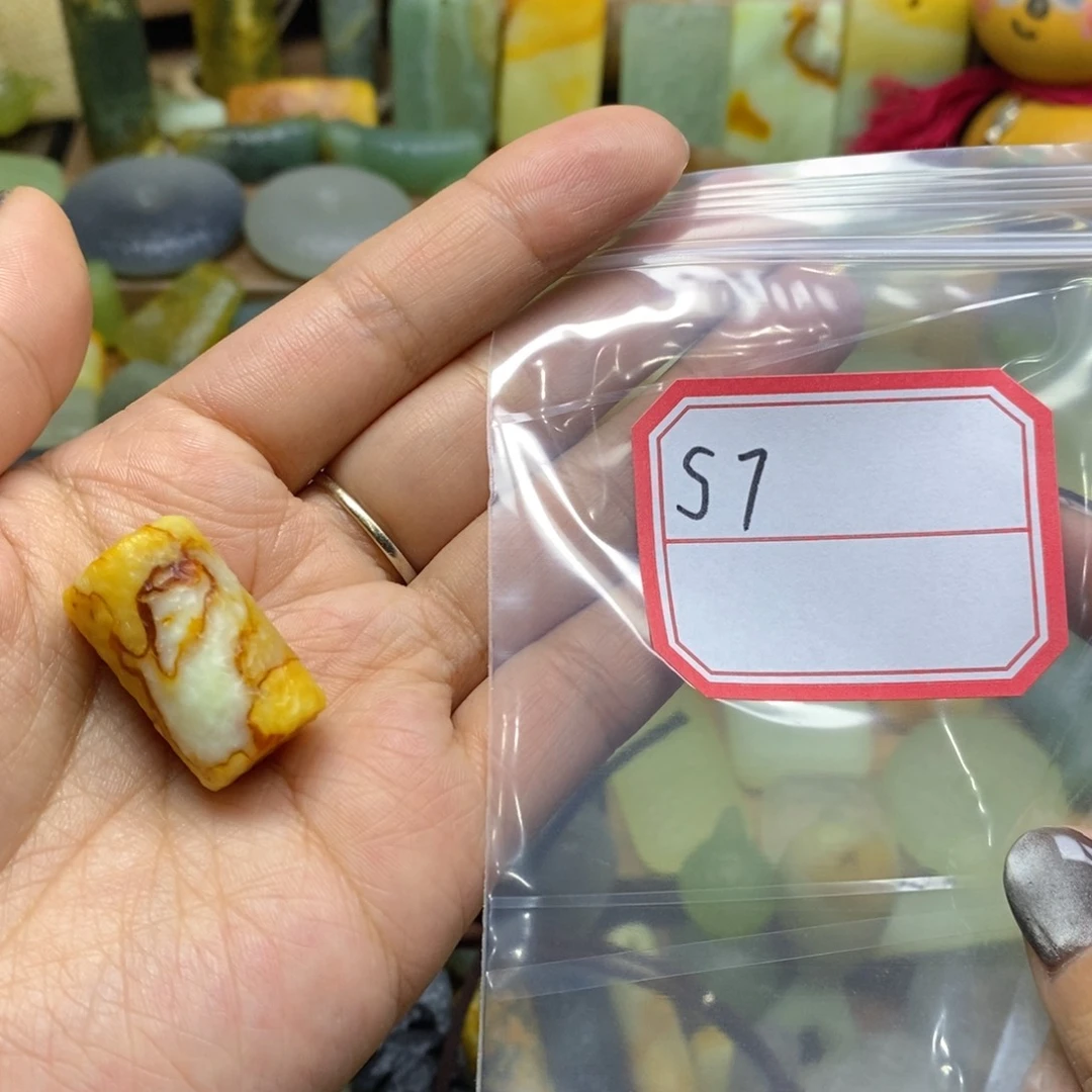 未镶嵌蛇纹石玉颈饰A****?