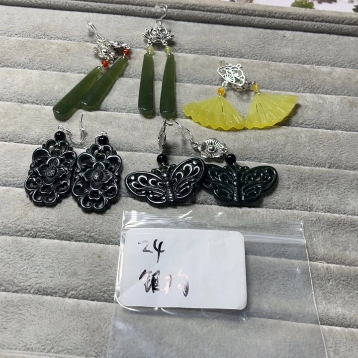 桃***@蛇纹石玉合金吊坠