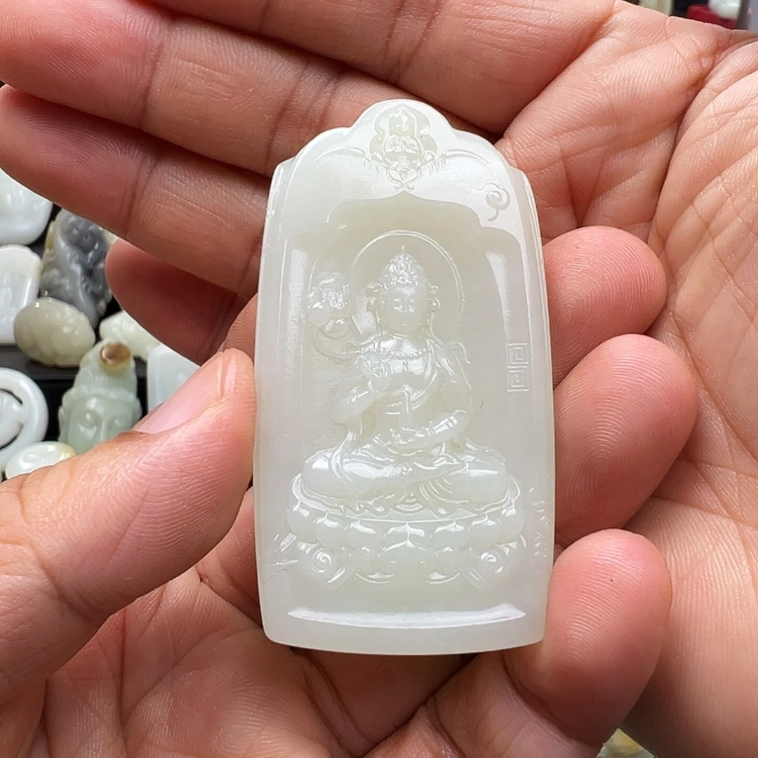 逛***天和田玉未镶嵌颈饰