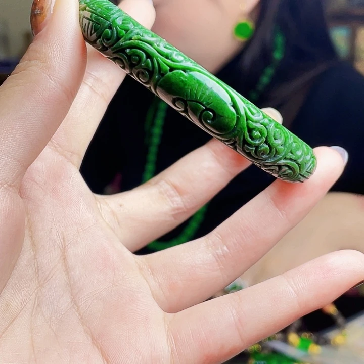 翡翠未镶嵌颈饰多样性57.8