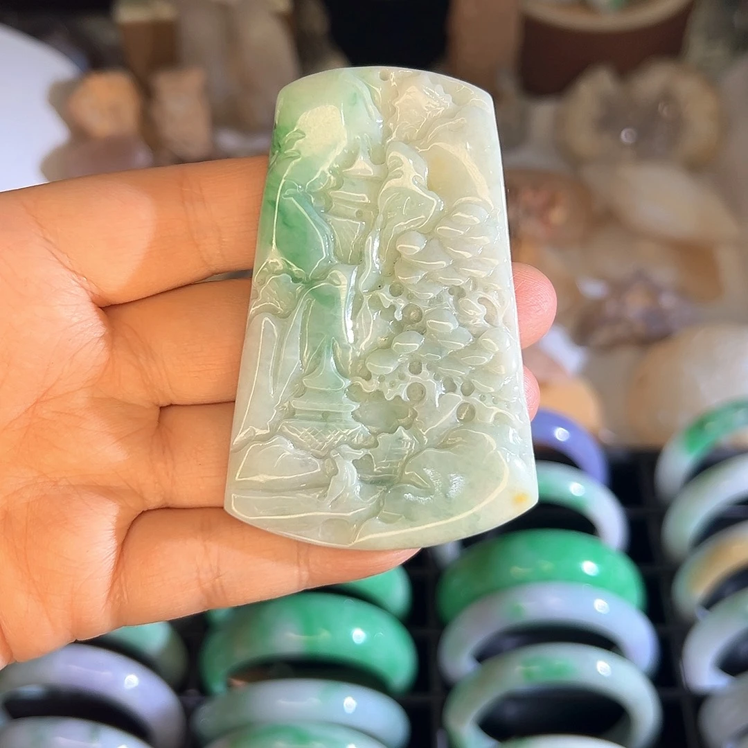 翡翠未镶嵌颈饰翡翠飘绿山水有纹
