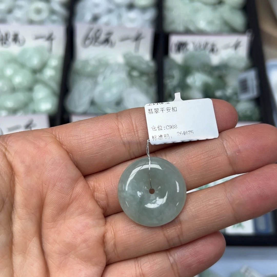 翡翠颈饰未镶嵌平安扣