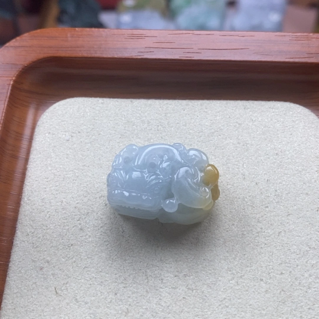 俊***材翡翠未镶嵌颈饰霸王貔貅