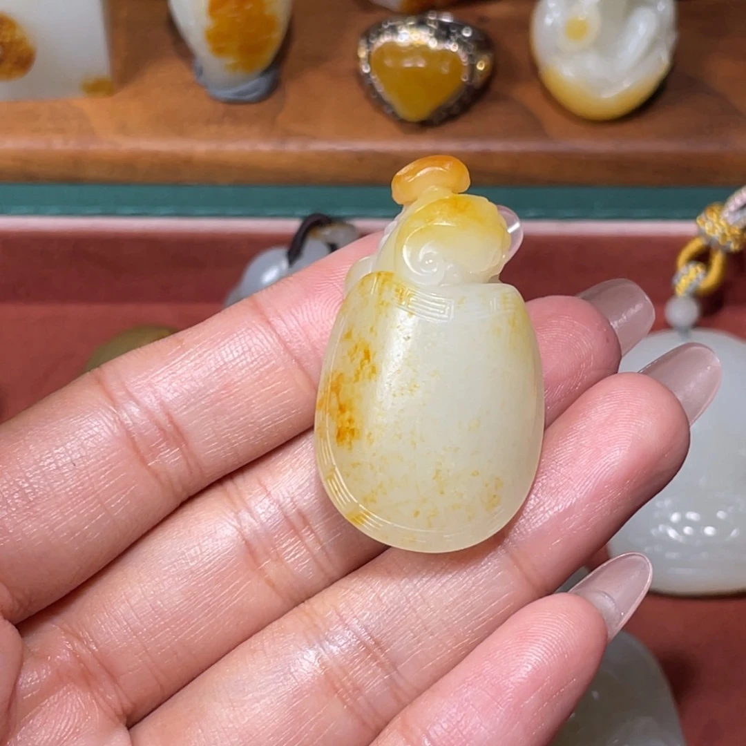 颈饰未镶嵌和田玉（糖玉）