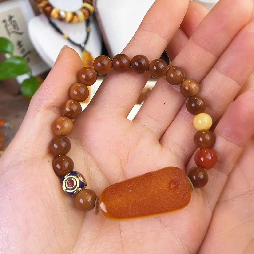 琥珀珠宝奇石未镶嵌。