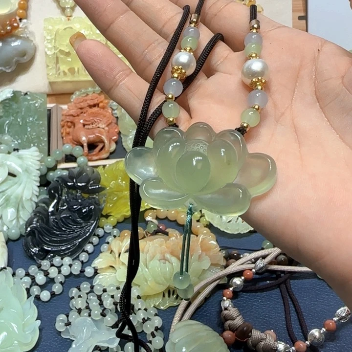 未镶嵌蛇纹石玉吊坠