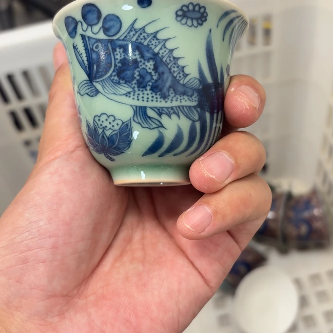 摆件青釉鱼澡纹铃铛杯