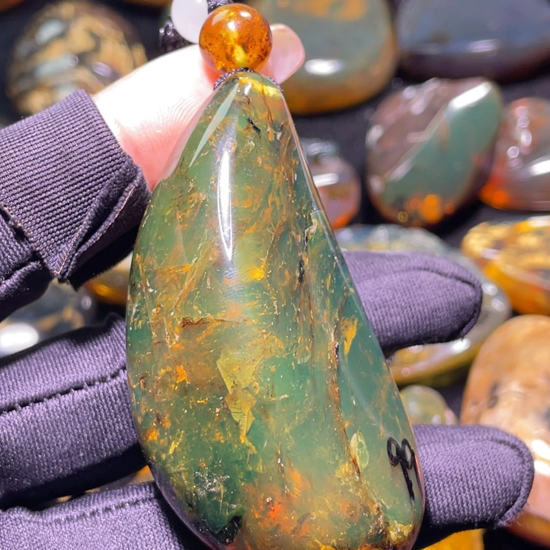 未镶嵌琥珀裸石！