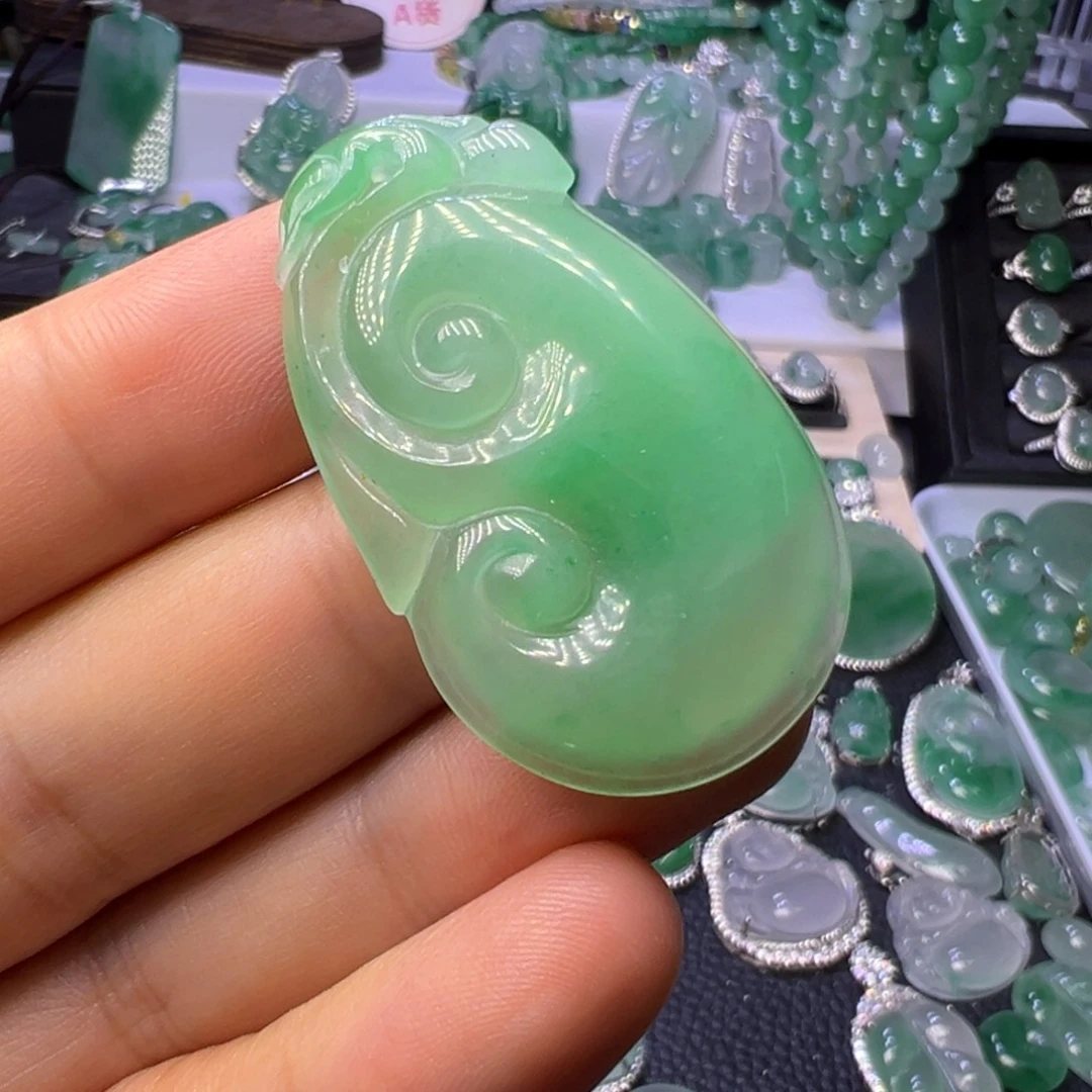 石英质玉（非洲翠）未镶嵌颈饰