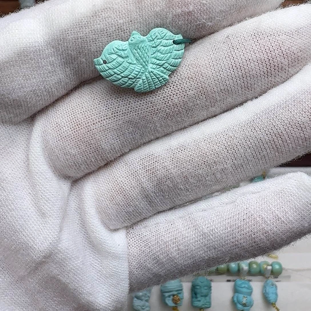 绿松石未镶嵌颈饰老鹰