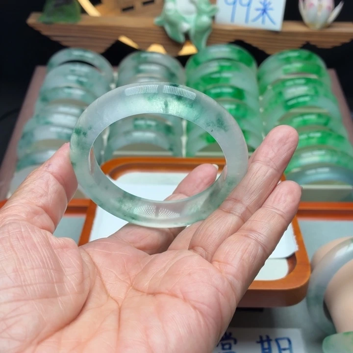 余***好石英质玉未镶嵌手镯