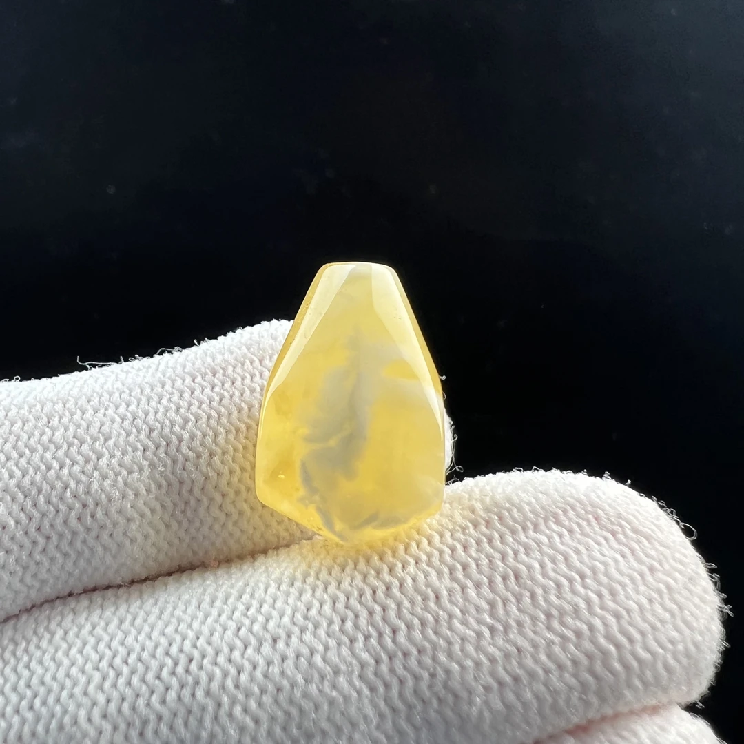 J7585天然原矿蜜蜡三通11.7x18.5mm 1.4克 支持复检假一罚四