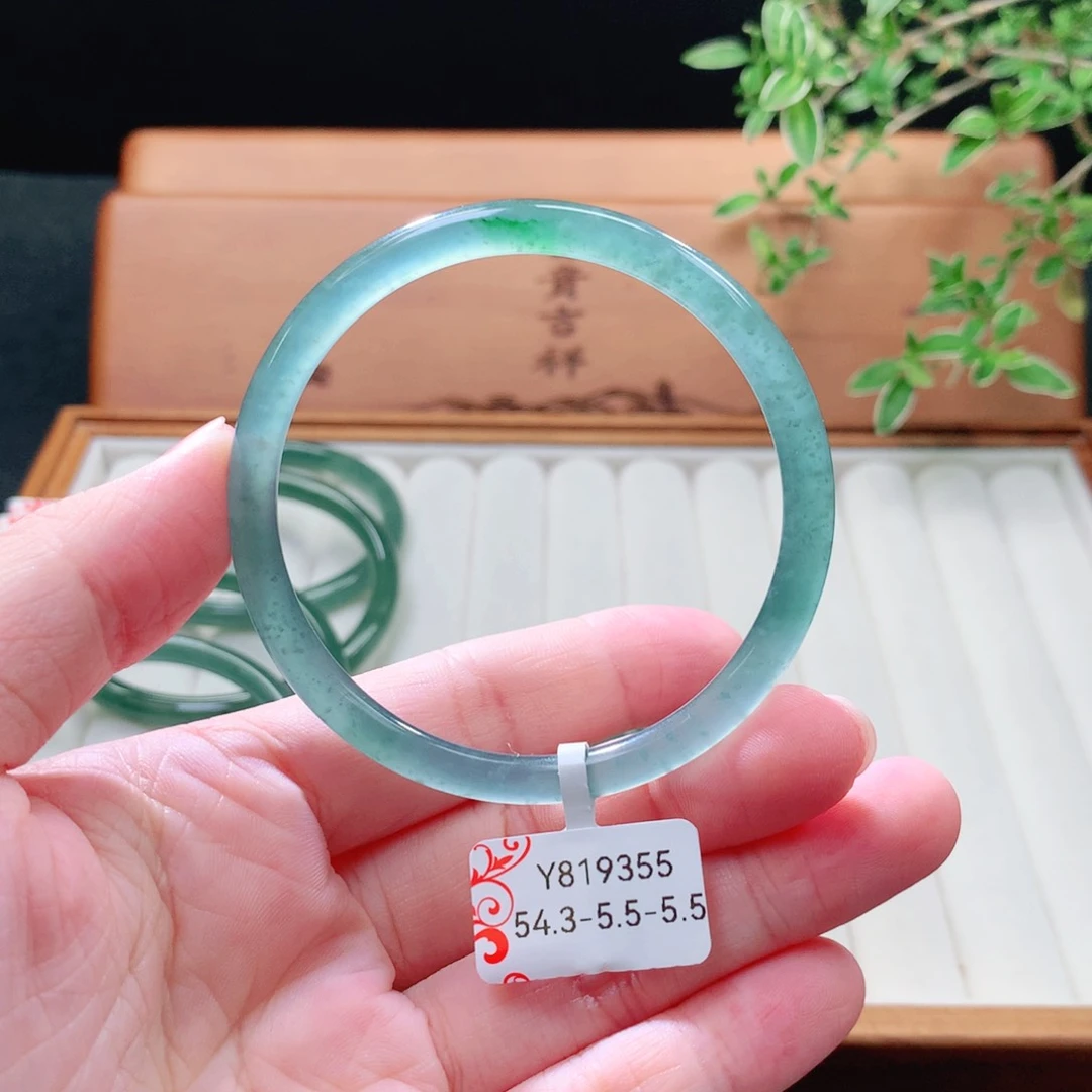 未镶嵌手镯（圆镯）翡翠