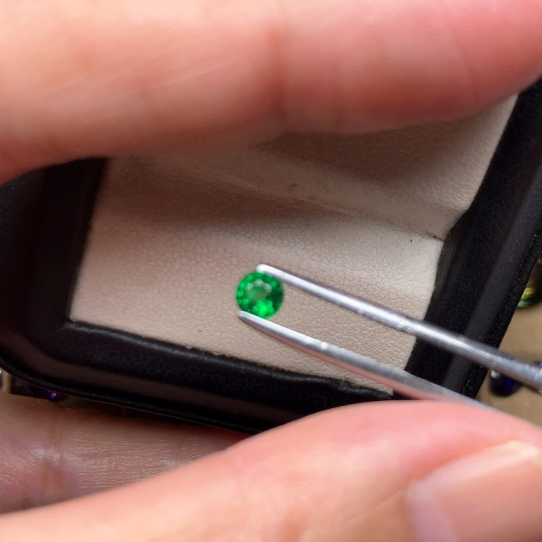 石榴石（沙弗莱）裸石一粒未镶嵌