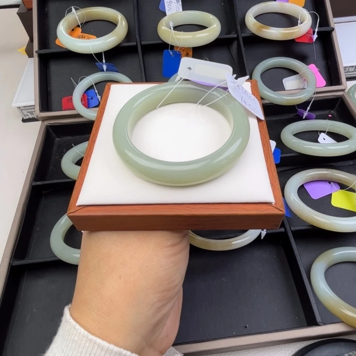 未镶嵌手镯和田玉七月