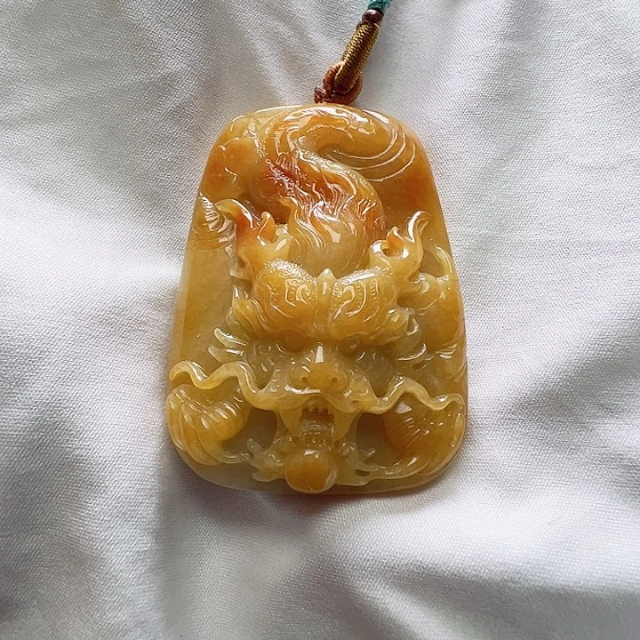 翡翠颈饰未镶嵌天然翡翠龙牌