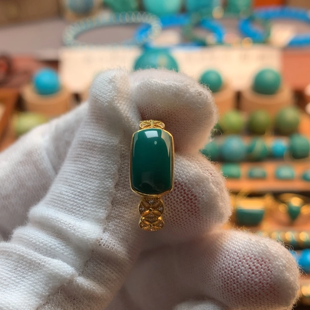 绿松石18K金镶嵌挂件