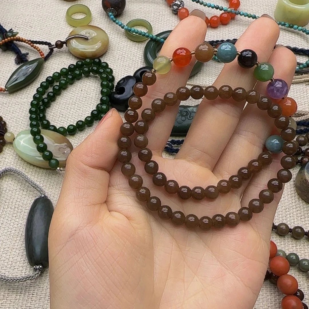 向***光和田玉未镶嵌颈饰