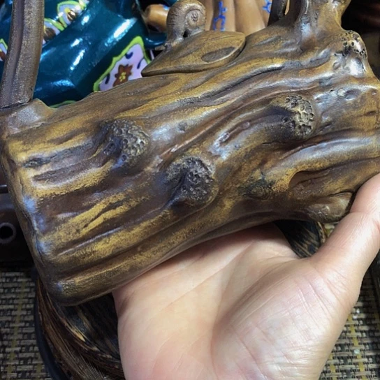 茶壶紫砂原矿泥料手工制作的一把紫砂壶。