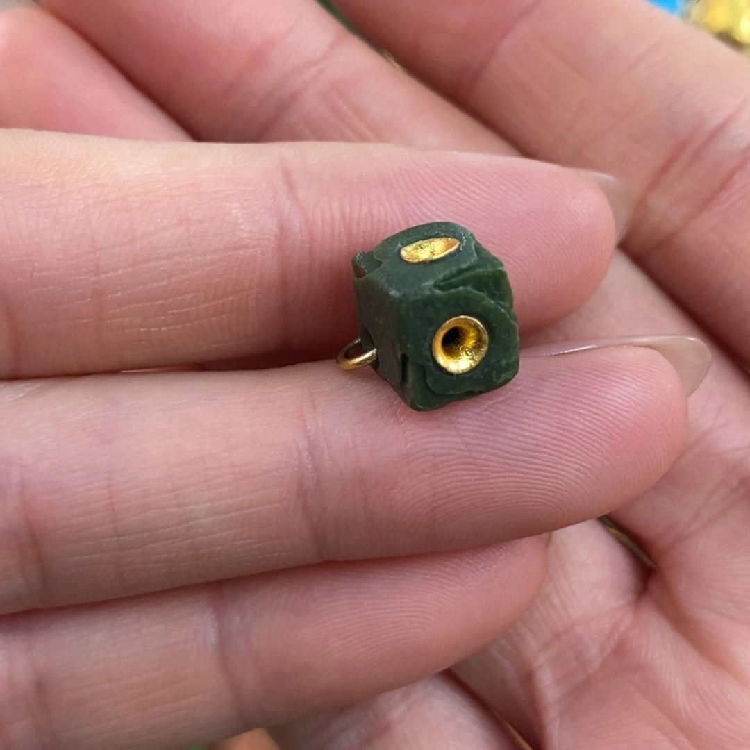 绿松石未镶嵌。拉芳