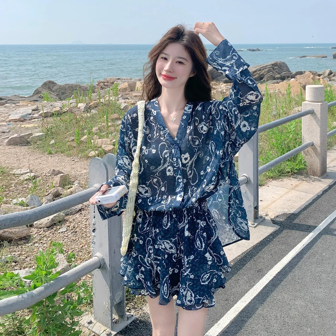 深蓝色慵懒度假风印花套装女2025夏新款松弛感V领衬衫短裤两件套