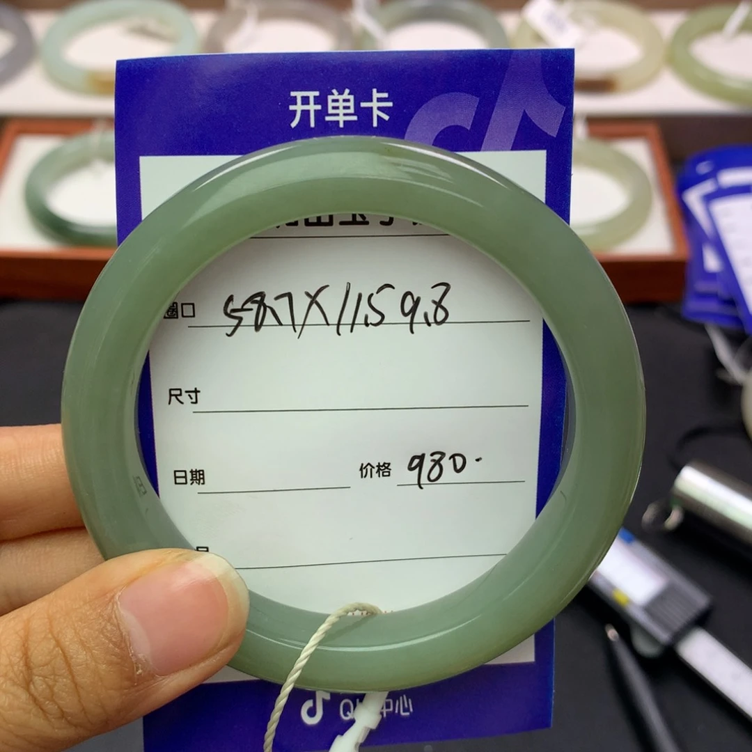 和田玉手镯未镶嵌椒*