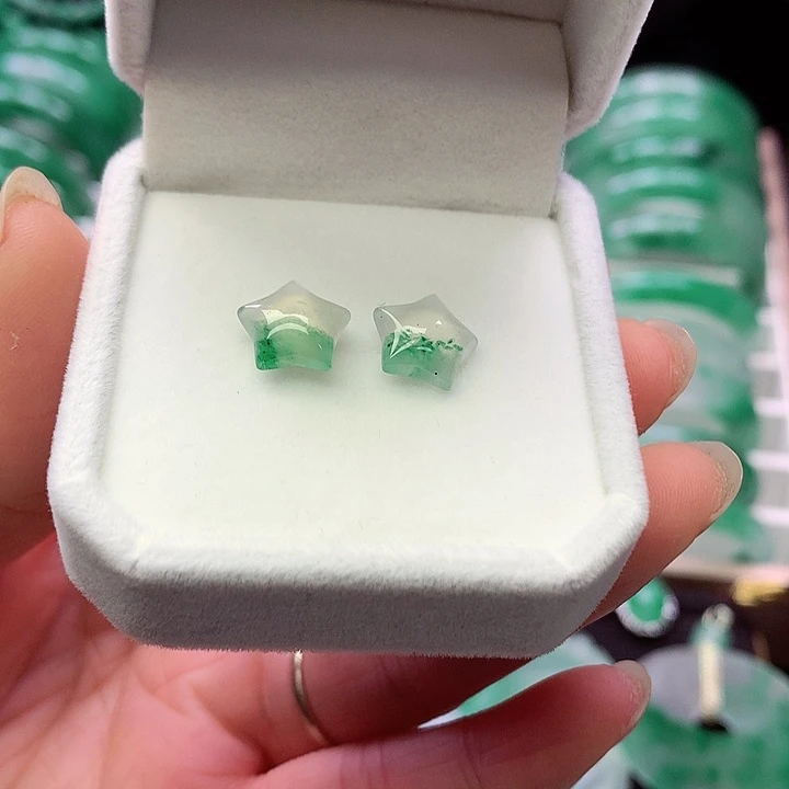 未镶嵌石英质玉耳钉