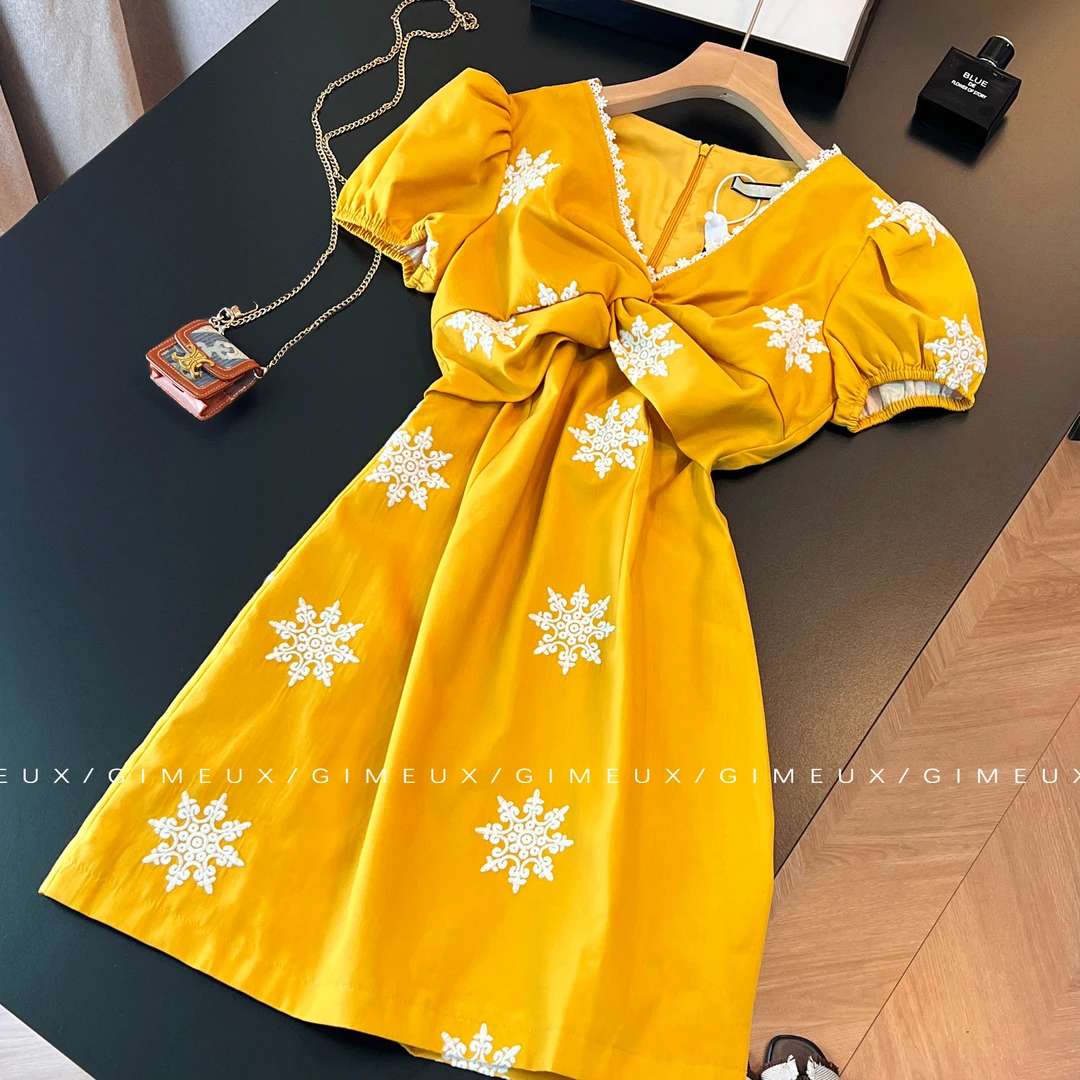 新中式国风刺绣连衣裙女2025新款夏季高级感气质收腰显瘦短款裙子