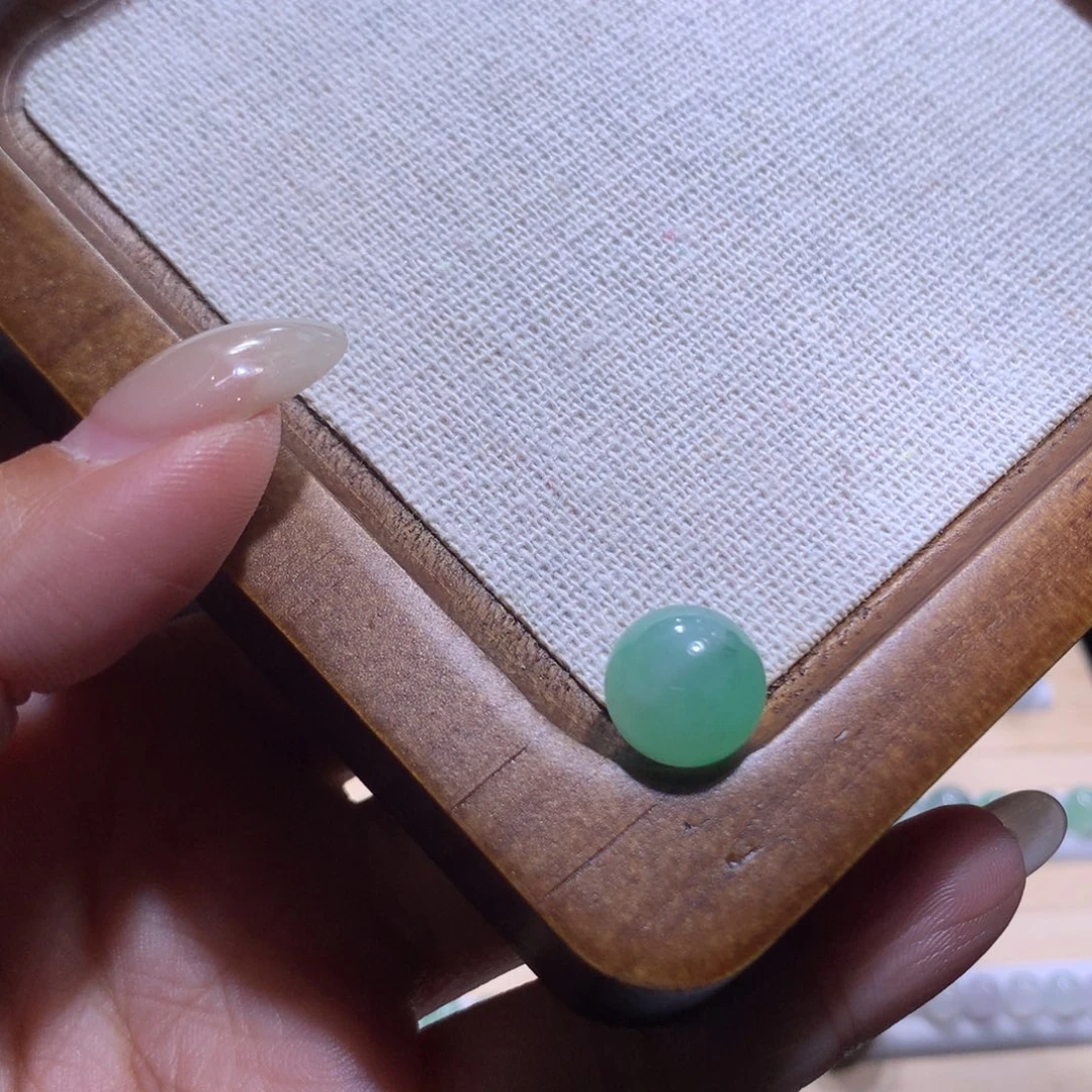 翡翠散珠特价甜阳绿卡11.4（露白）