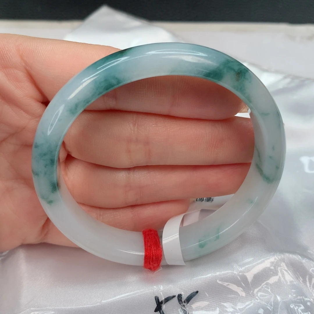 翡翠手镯未镶嵌幸*?55-56 贵妃