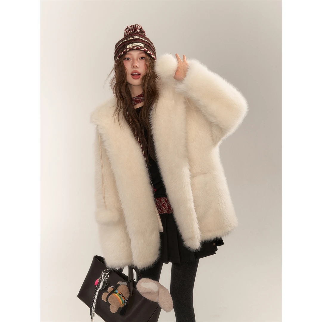 AsGony奶呼呼连帽毛绒外套女冬季环保中短款宽松显瘦毛毛大衣