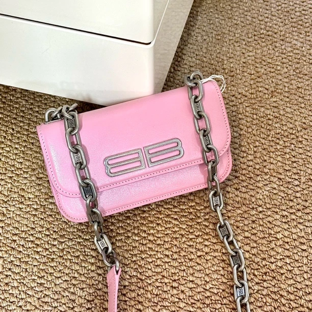 95新 Balenciaga/巴黎世家 粉色甜酷少女感斜挎包