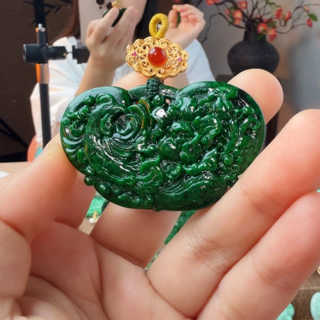 翡翠未镶嵌吊坠(赠链)