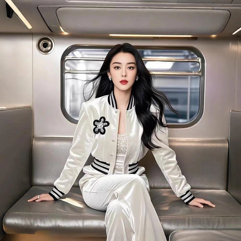 女士外套2024秋季欧货高级感通勤气质小个子短款白色丝绒棒球服女