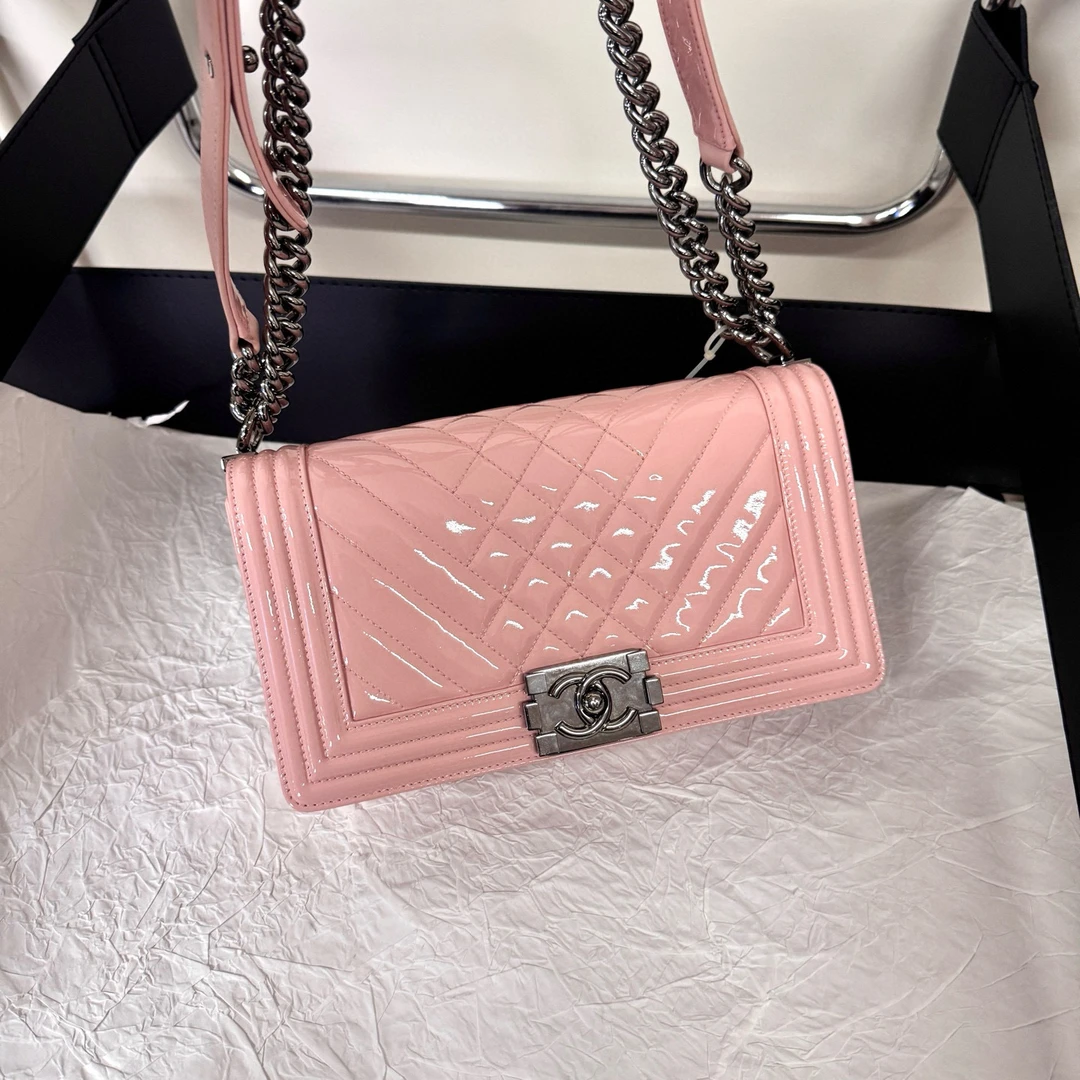 95新 Chanel/香奈儿 chanel 樱花粉漆皮leboy中号斜挎包